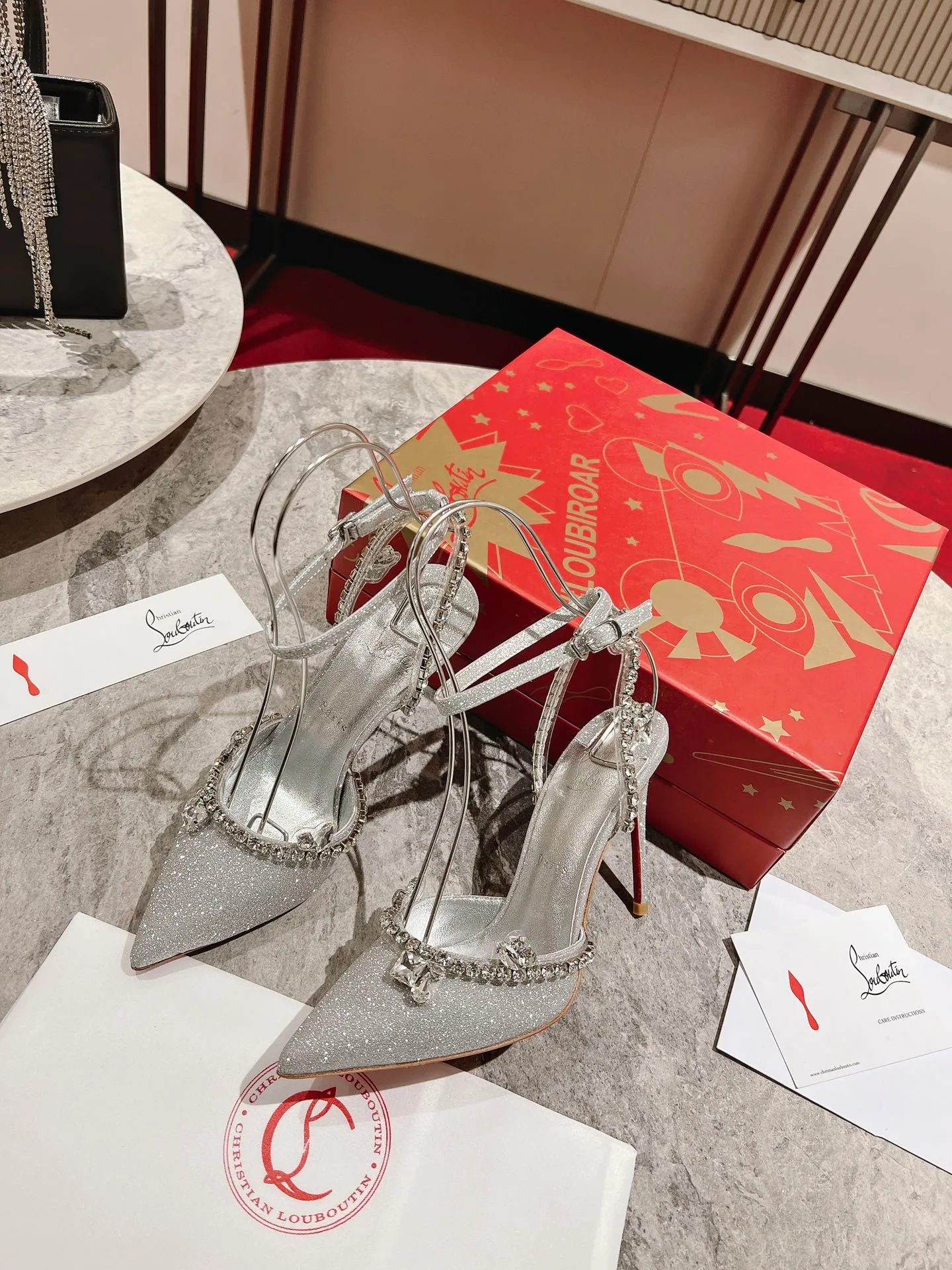 👟👟Ex-factory price 600👟👟 🆑❥∙ Crystal Sandals ✪【NEW .✔︎】 (Customized, non-refundable and non-exchangeable) Marykate Queen from Maison Christian Taking inspiration from Louboutin's iconic Spikaqueen and Degrastrass models, a pointed toe box is seamlessly combined with a delicate ankle strap to form the stunning d'Orsay sandal. The wraparound ankle strap is crafted from silver glitter-embellished calfskin and perches on a 100mm stiletto heel, wrapped in the same creative material. Two decorative bands are embellished with slate and gemstones for a truly striking look. Size: 34 yards-42 yards Heel height: 10cm Color: silver
